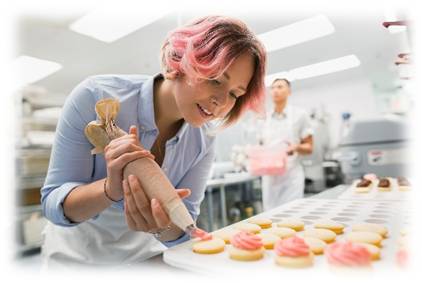 cocinera decorando postres
